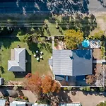 Steamers Cottage - Pet-Friendly
