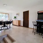Coastal Getaway Free Wi-Fi And Games Room