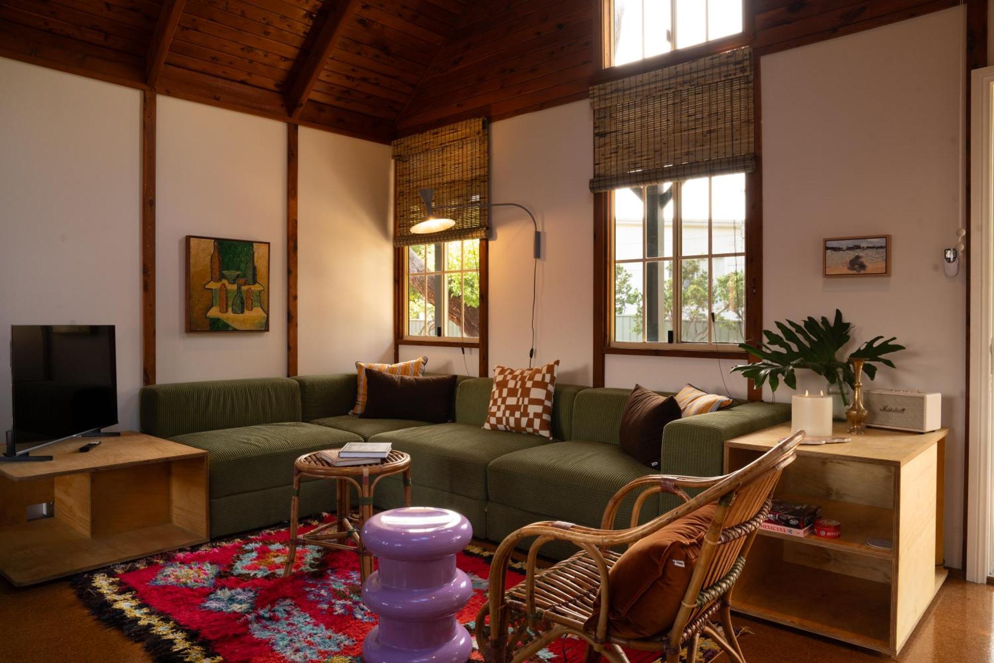 The South Coast Sandcastles, Three Compound Villa